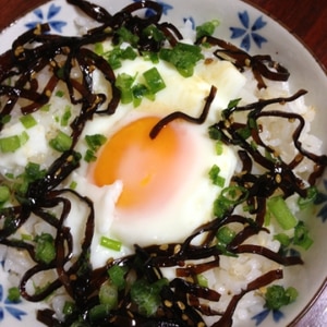 青ネギたっぷり❤温玉と昆布の佃煮ごはん＊＊